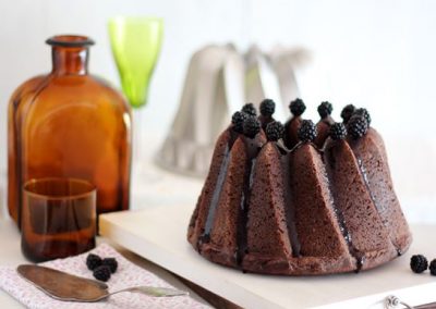 Kugelhopf Bundt Cake de Chocolate, Canela y Moras Silvestres