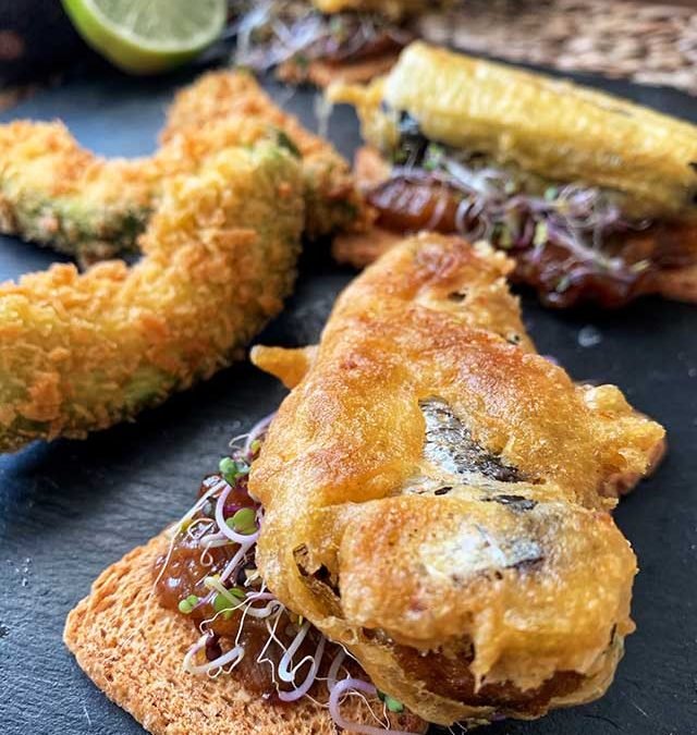 Tosta de sardinas en tempura con chutney de mango casero