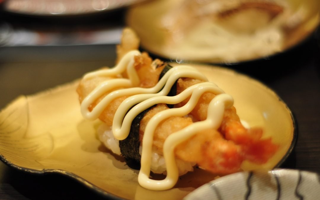 Nigiri sushi de langostino en tempura y panko con salsa picante