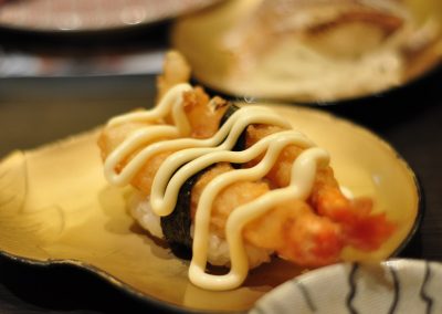 Nigiri sushi de langostino en tempura y panko con salsa picante