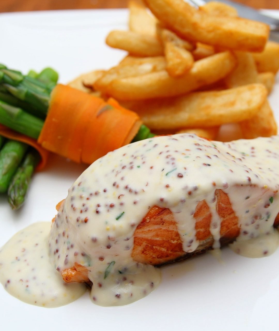 SALMÓN AL HORNO CON BECHAMEL SIN GLUTEN de naranja y mostaza