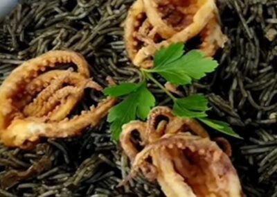 Receta de FIDEUÁ NEGRA CON CRUJIENTE DE POTA