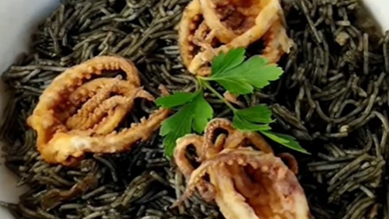 receta de fideua negra con pota crujiente