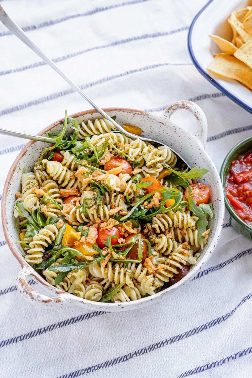 ensalada de pasta con cebolla frita